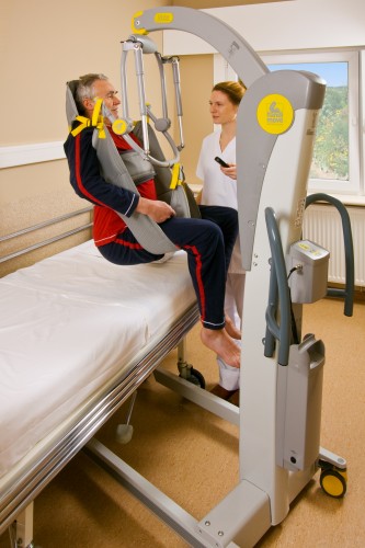 Mobile hoist 2600 (Victor) , Mobile hoists with tilting spreader bar 2610 (Victor) , Hygiene sling with head support Mobile hoist 2600 (Victor) , Mobile hoists with tilting spreader bar 2610 (Victor) , Hygiene sling with head support