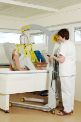 Mobile hoist 2600 (Victor) ; Bathing sling ; Bathing sling with head support - Handi-Rehab Patient lift hoist