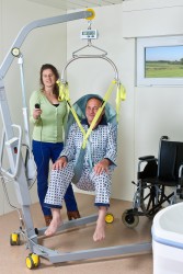 Mobile hoist 1640 ; DayLite Sling ; Combi spreader bar ; Digital scale - Handi-Rehab Lifting systems