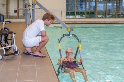 Mobile pool lift  ; Pool lift chair - Handi-Rehab Patient lift hoist