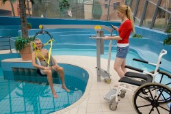 Mobile pool lift  ; Bathing sling with head support ; Classic spreader bar - Handi-Rehab Patient lift hoist